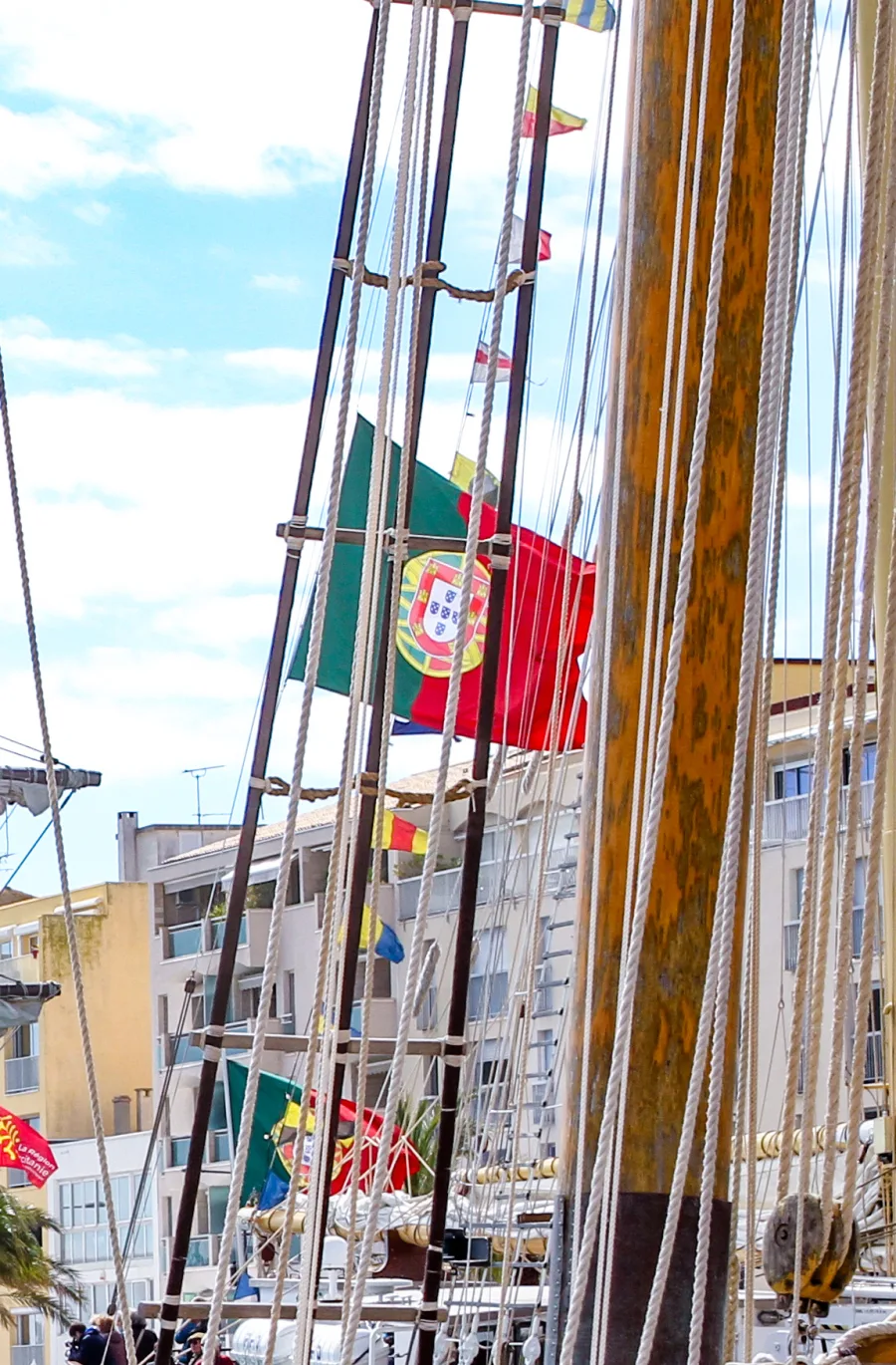 Détail de pavillons dans un gréement de bateau