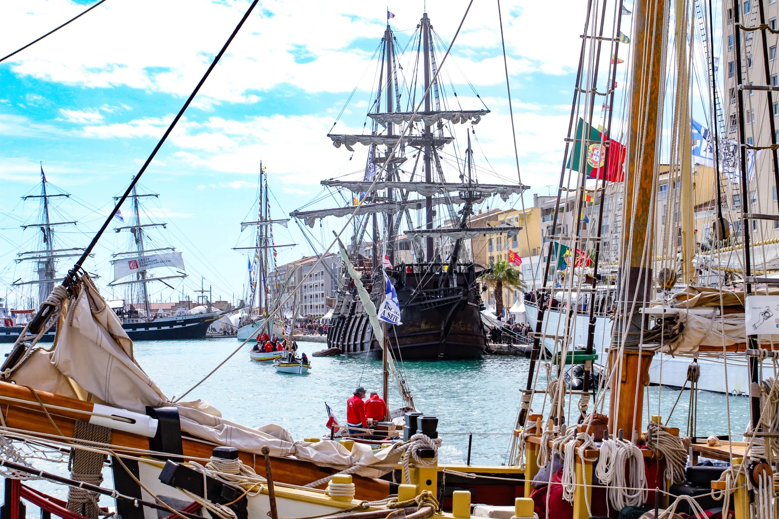 Pavillons et pavois sur bateaux dans un port