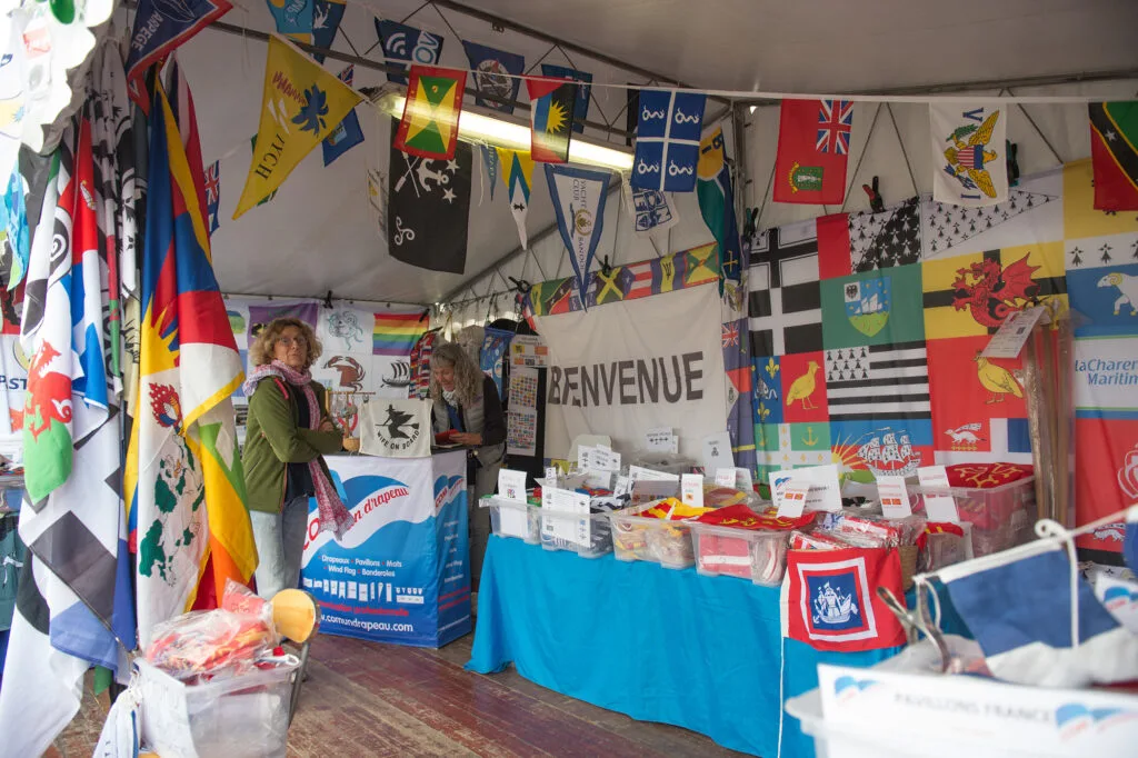 Stand ComUnDrapeau avec drapeaux, pavillons et accessoires