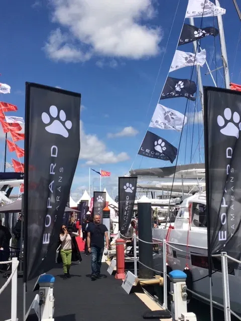 Oriflammes et pavillons personnalisés dans une marina