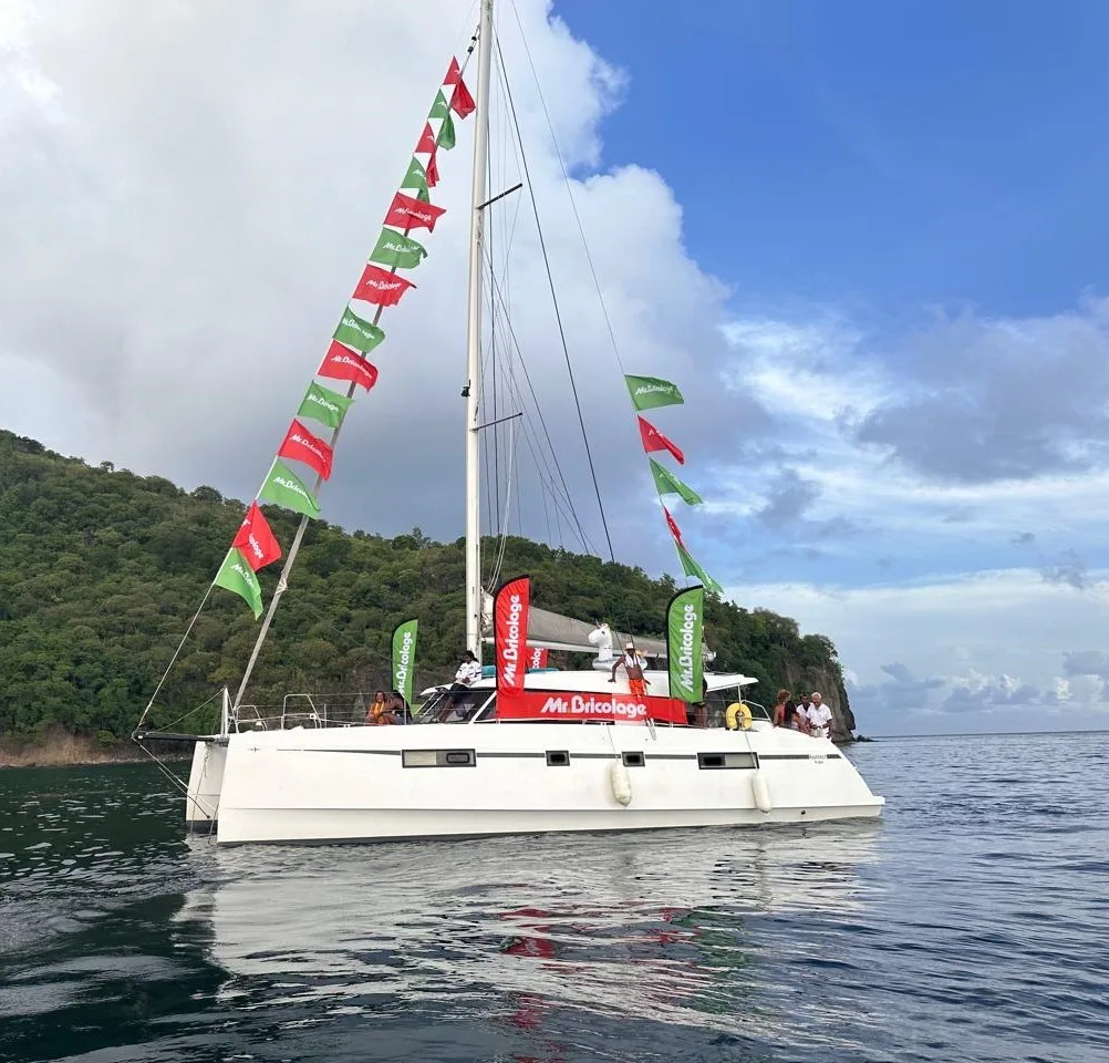 Pavillons et flammes personnalisés sur un bateau